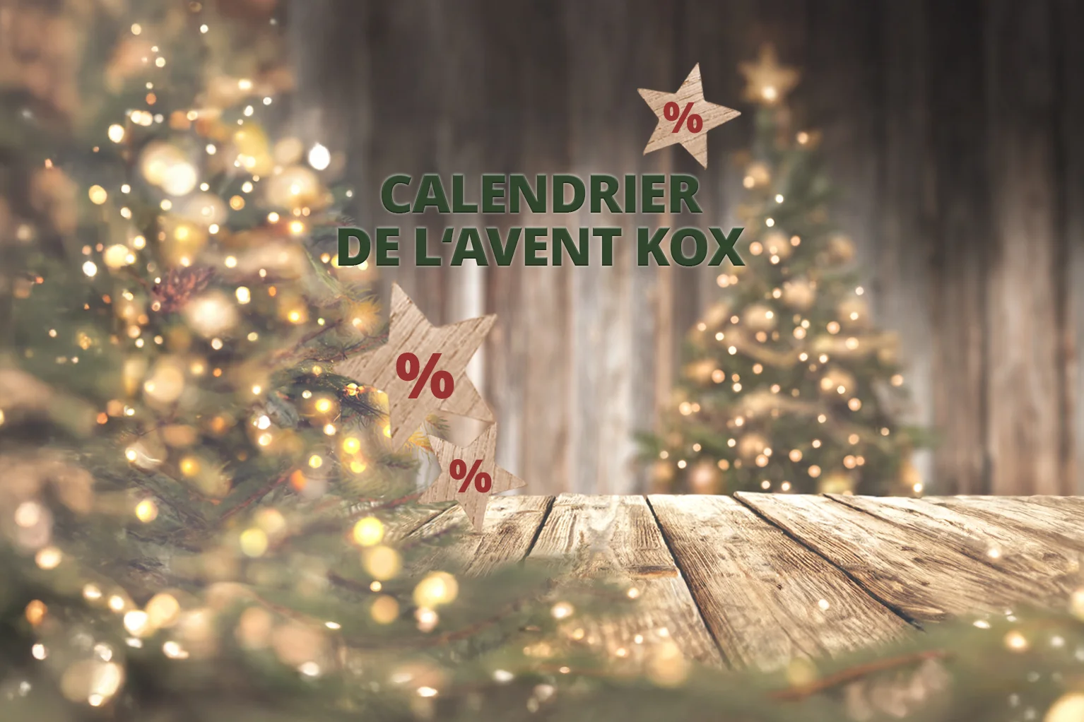 Scne dcore de Nol avec des sapins lumineux flous, un fond en bois et des toiles en bois portant des signes de pourcentage, texte central KOX Adventskalender.