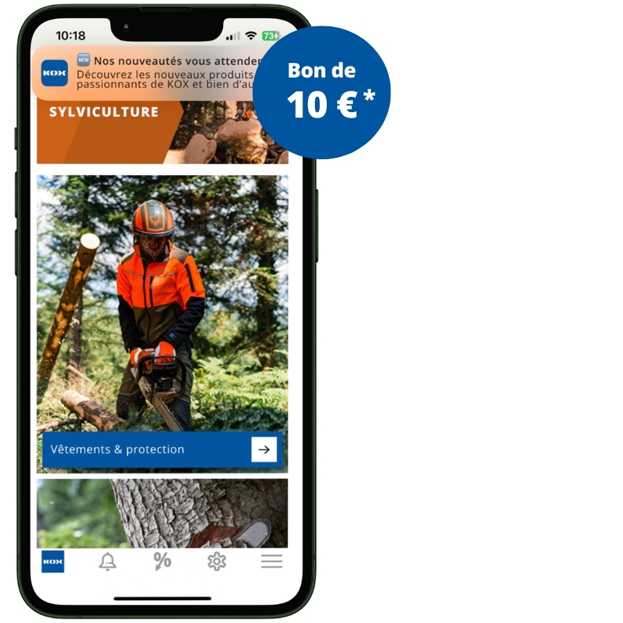 Un cran de smartphone affiche l’interface de l’application KOX. En haut  droite, une bannire publicitaire comporte un cercle bleu avec le texte : Bon de 10 €. En dessous se trouve la section FORT, avec une image montrant un travailleur forestier portant des vtements de protection orange et noirs ainsi qu’un casque, en train de travailler avec une trononneuse. Juste en dessous de l’image, un bouton bleu affiche le texte : Vtements & Protection. Tout en bas de l’cran, des icnes de navigation sont visibles.