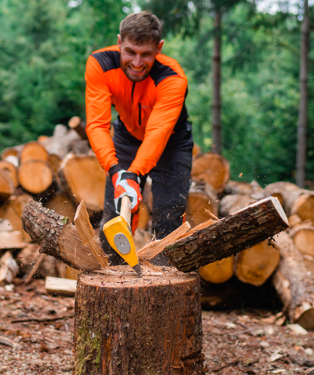 Fendre du bois avec la hache SPALT-FIX® OX de Ochsenkopf 